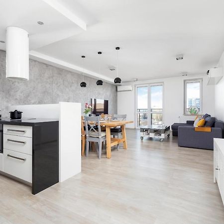Avia Apartment Three Bedroom Two Balcony Ac & Parking By Noclegi Renters Krakow Dış mekan fotoğraf
