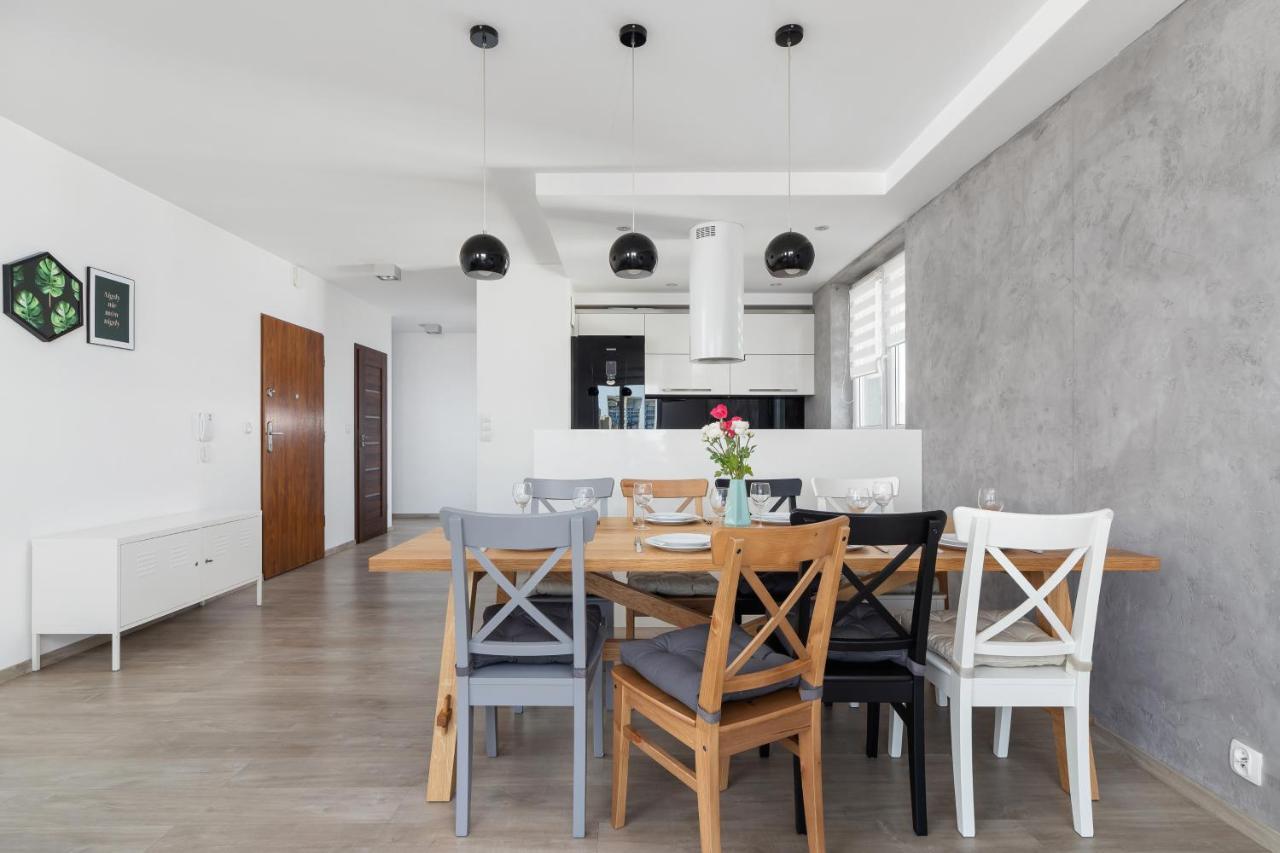 Avia Apartment Three Bedroom Two Balcony Ac & Parking By Noclegi Renters Krakow Dış mekan fotoğraf