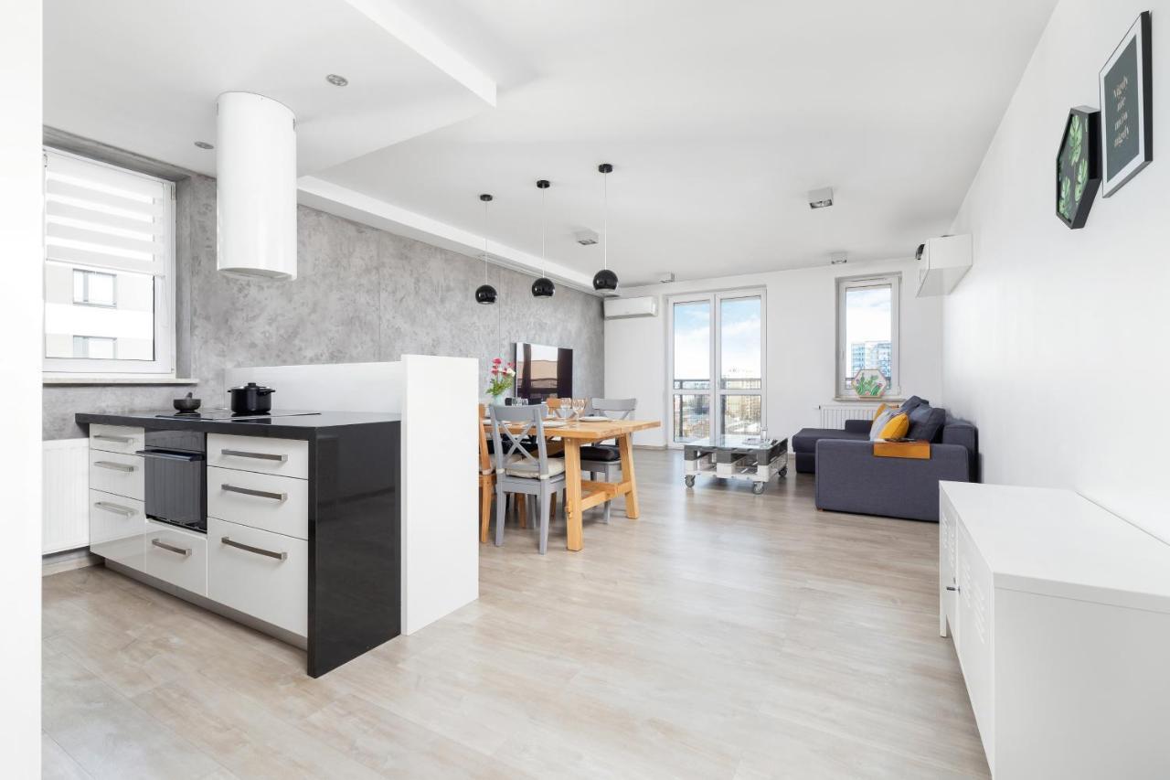Avia Apartment Three Bedroom Two Balcony Ac & Parking By Noclegi Renters Krakow Dış mekan fotoğraf