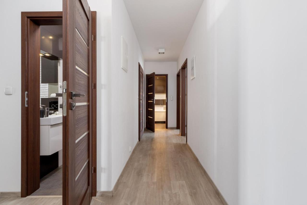 Avia Apartment Three Bedroom Two Balcony Ac & Parking By Noclegi Renters Krakow Dış mekan fotoğraf