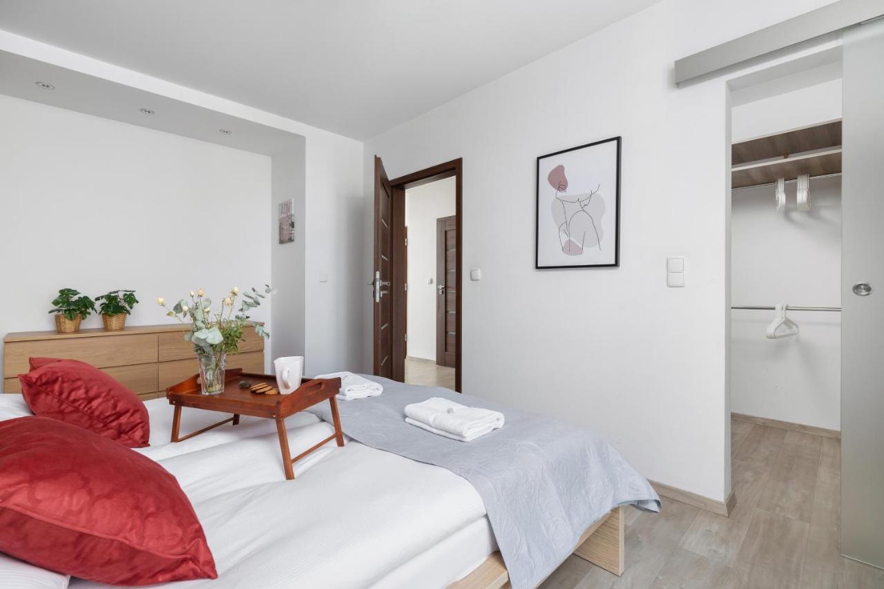 Avia Apartment Three Bedroom Two Balcony Ac & Parking By Noclegi Renters Krakow Dış mekan fotoğraf
