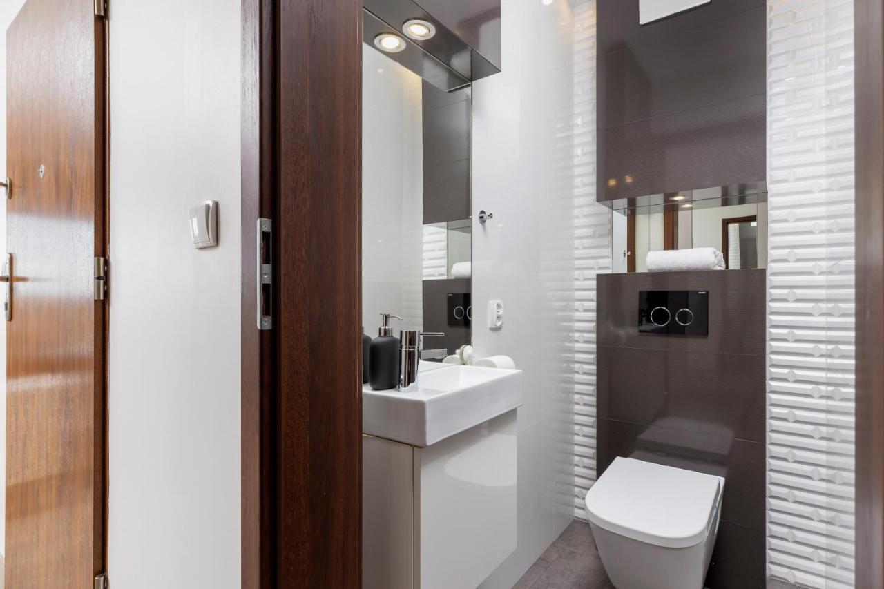 Avia Apartment Three Bedroom Two Balcony Ac & Parking By Noclegi Renters Krakow Dış mekan fotoğraf