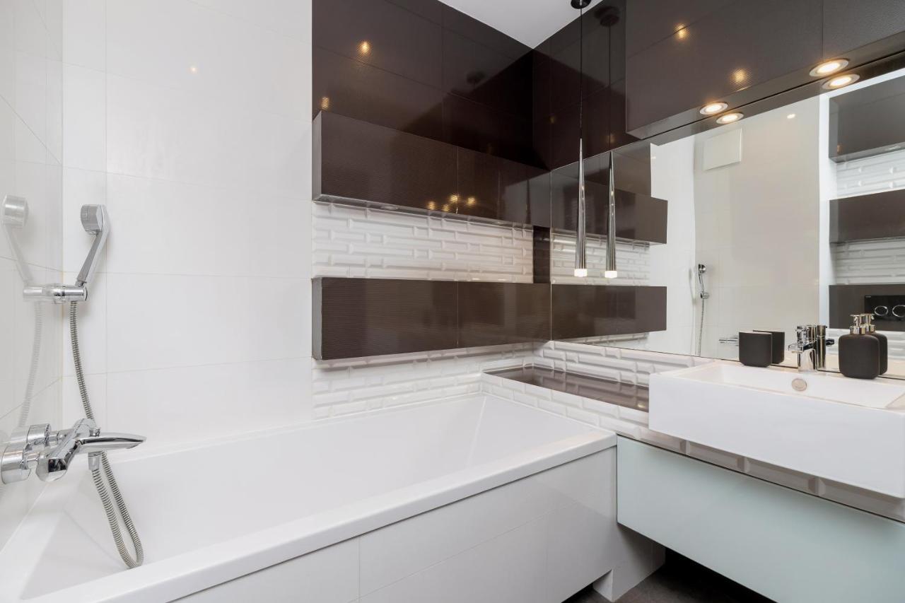 Avia Apartment Three Bedroom Two Balcony Ac & Parking By Noclegi Renters Krakow Dış mekan fotoğraf
