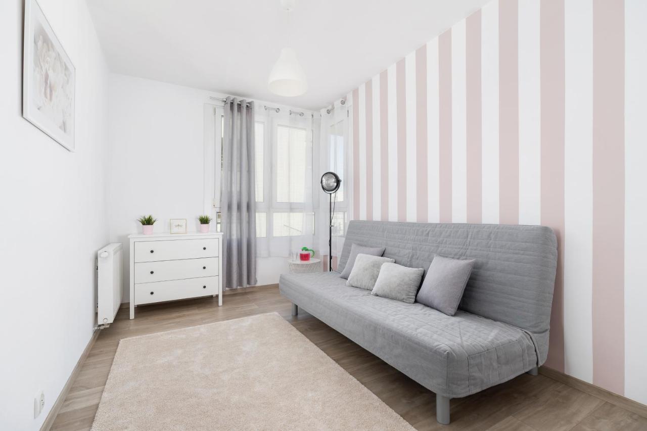 Avia Apartment Three Bedroom Two Balcony Ac & Parking By Noclegi Renters Krakow Dış mekan fotoğraf
