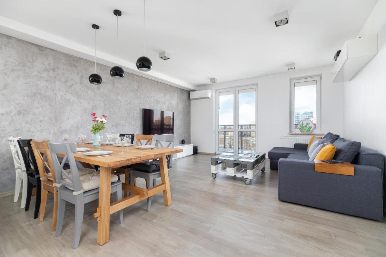 Avia Apartment Three Bedroom Two Balcony Ac & Parking By Noclegi Renters Krakow Dış mekan fotoğraf