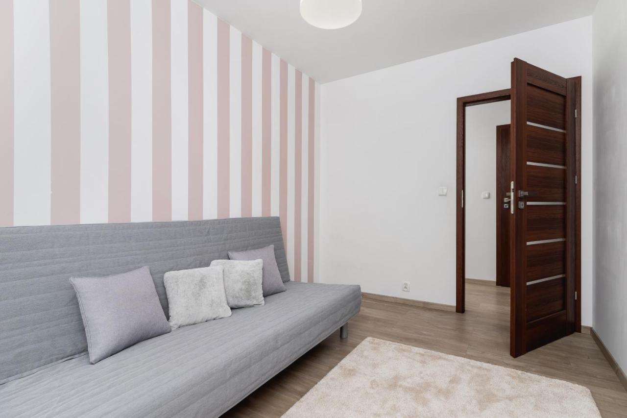Avia Apartment Three Bedroom Two Balcony Ac & Parking By Noclegi Renters Krakow Dış mekan fotoğraf
