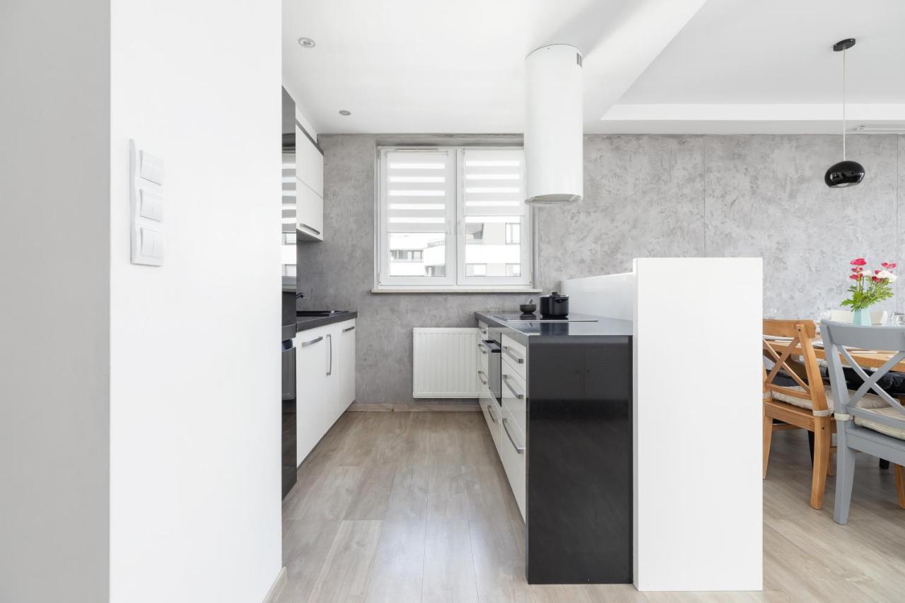 Avia Apartment Three Bedroom Two Balcony Ac & Parking By Noclegi Renters Krakow Dış mekan fotoğraf