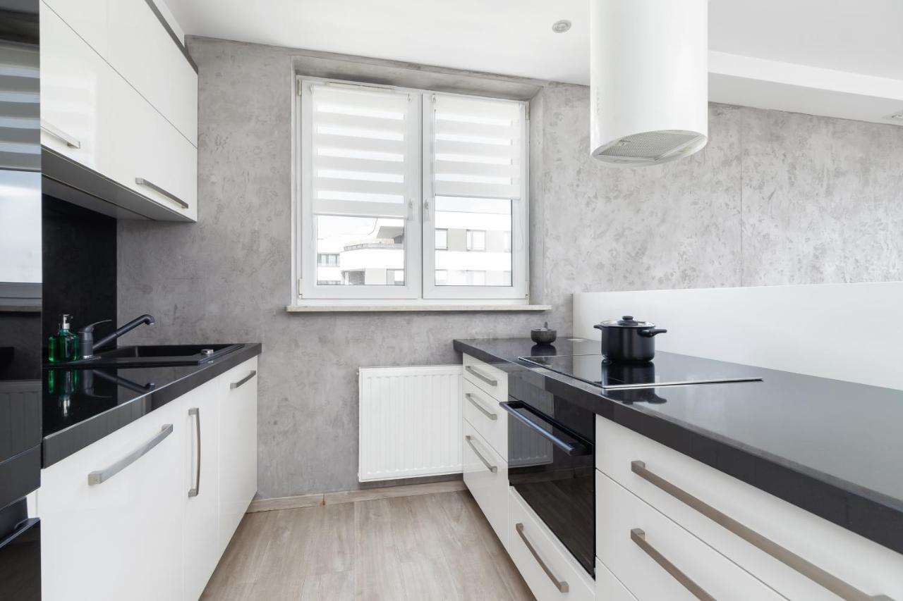 Avia Apartment Three Bedroom Two Balcony Ac & Parking By Noclegi Renters Krakow Dış mekan fotoğraf