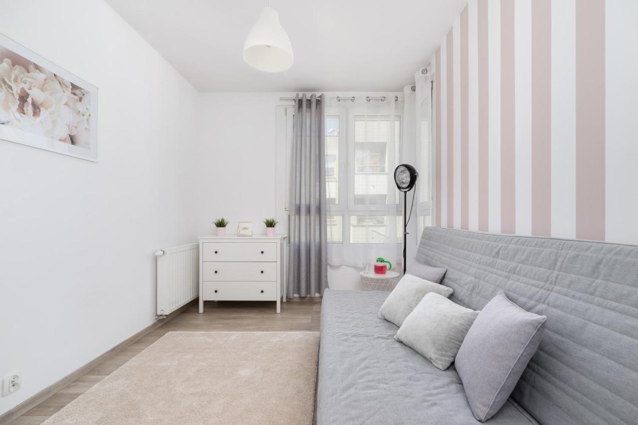 Avia Apartment Three Bedroom Two Balcony Ac & Parking By Noclegi Renters Krakow Dış mekan fotoğraf
