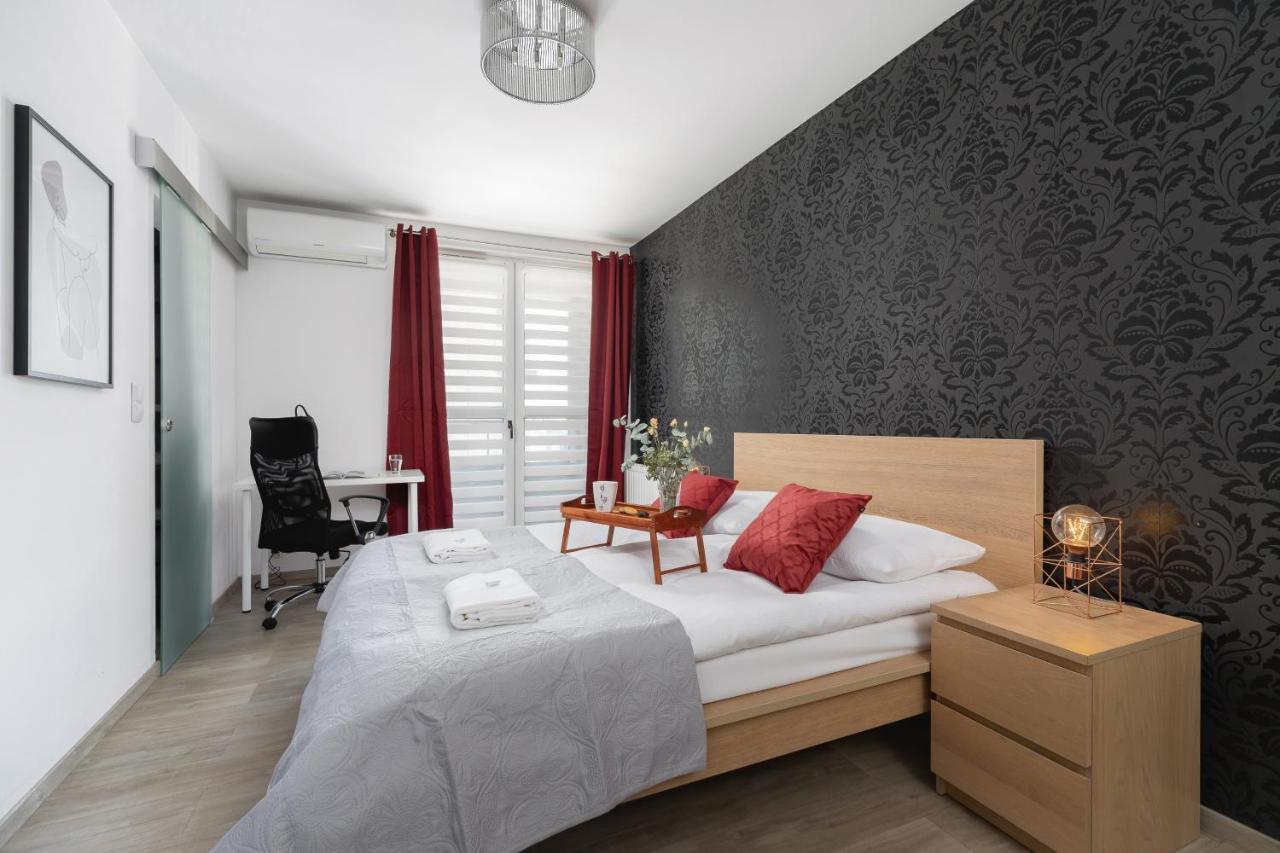 Avia Apartment Three Bedroom Two Balcony Ac & Parking By Noclegi Renters Krakow Dış mekan fotoğraf