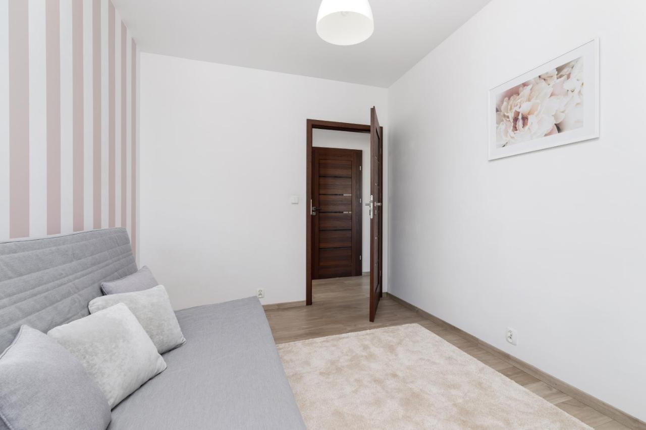 Avia Apartment Three Bedroom Two Balcony Ac & Parking By Noclegi Renters Krakow Dış mekan fotoğraf