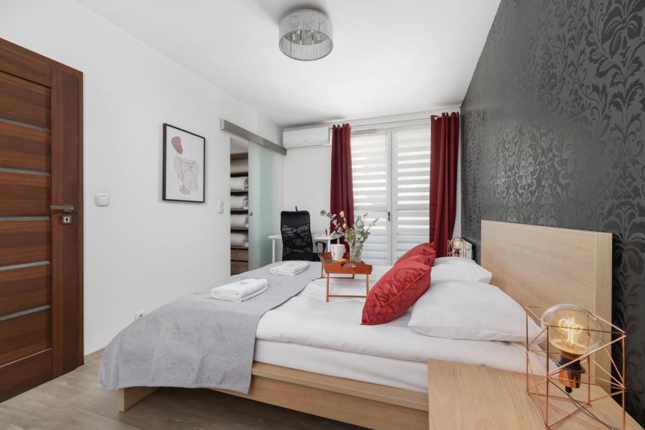 Avia Apartment Three Bedroom Two Balcony Ac & Parking By Noclegi Renters Krakow Dış mekan fotoğraf